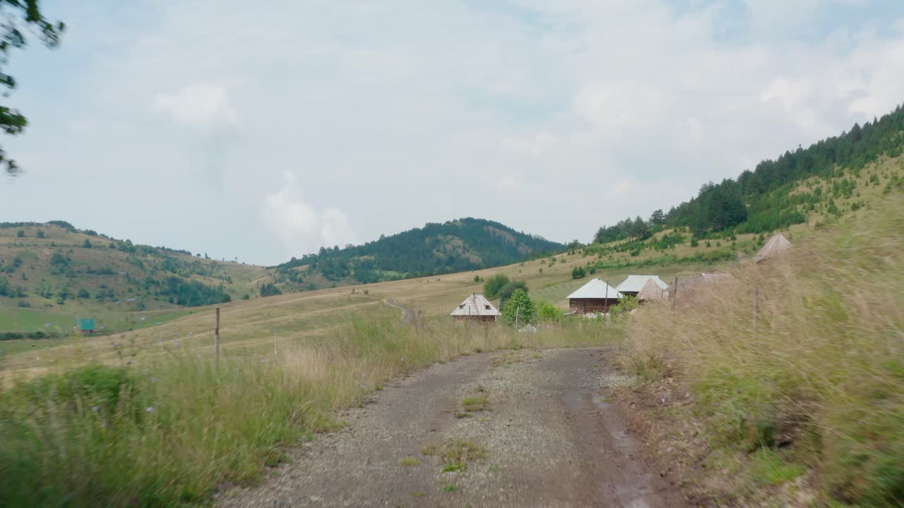 그린 필드에 작은 마을 목조 주택으로 이어지는 산을 통해 도로