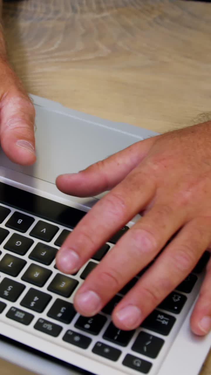 ejecutivo de negocios trabajando en una computadora portátil