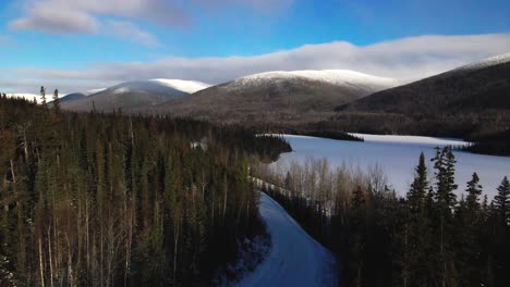 Impresionantes-Vistas-Aéreas-Del-Lago-Morfee-En-Los-Rangos-Misinchinka-Durante-El-Invierno