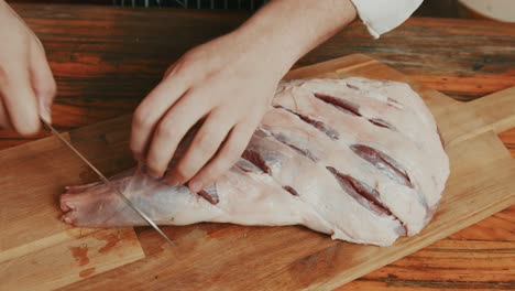 cuchillo de chef rebanar pierna de cordero en trozos gruesos con precisión