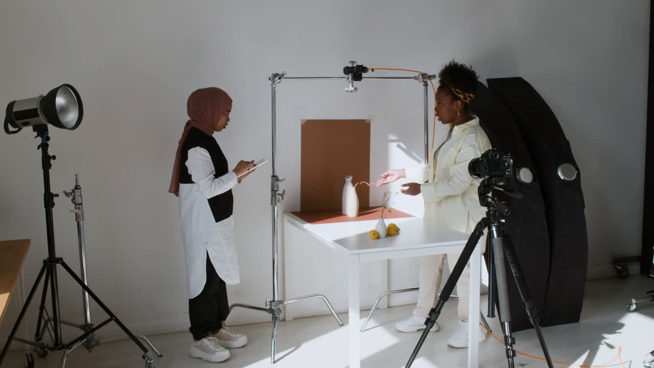 fotógrafos preparando una fotografía de naturaleza muerta
