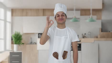 Glücklicher-Indischer-Profikoch,-Der-Dem-Chef-Einen-Kuss-Gibt