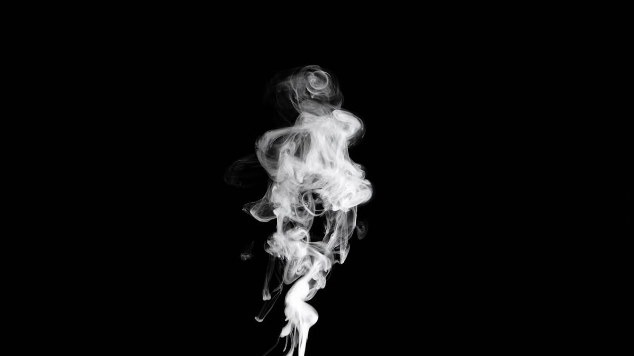 Getto di vapore acqueo in slow motion su sfondo nero, movimento lento