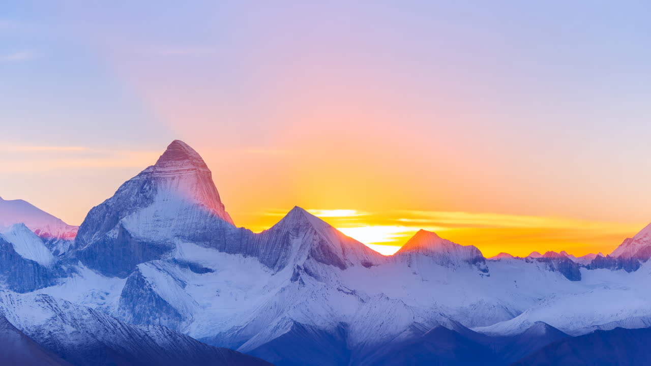 La catena montuosa innevata al tramonto