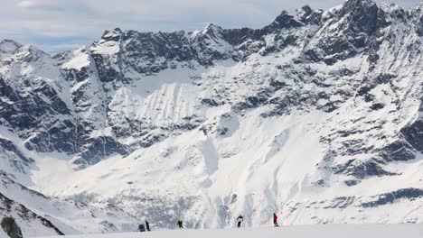 esquiador en los alpes italianos estación de esquí con el fondo épico de la cordillera rocosa, cervinia