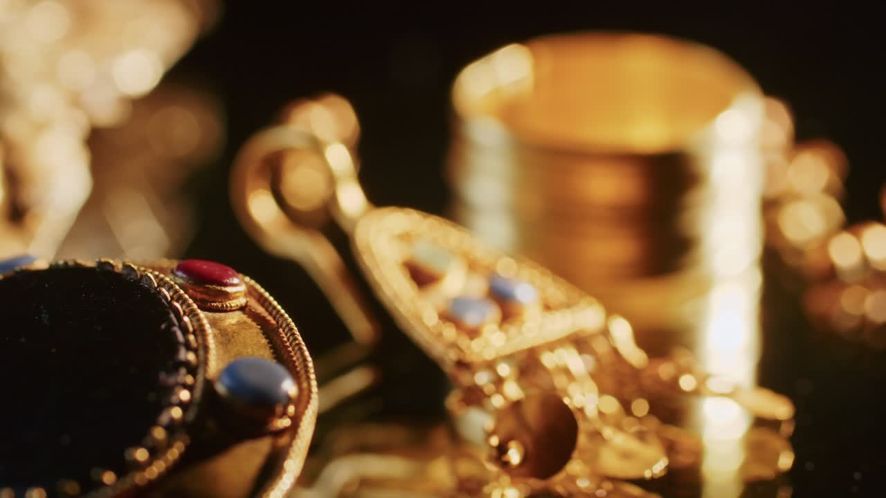 joyas de oro de una sacerdotisa escita de 2000 años de edad, un viejo pendiente, una rueda giratoria, encontradas durante las excavaciones. joyas vintage. religión. primer plano