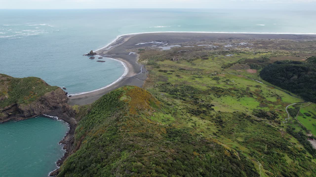 vista de la isla de paratutae, la playa de whatipu y la roca ninepin desde la pista de omanawanui en auckland, nueva zelanda