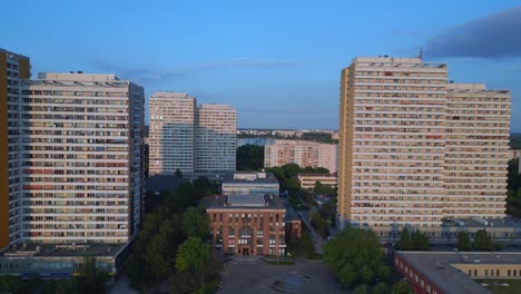 gran vista aérea de arriba vuelo complejo de viviendas prefabricadas, sistema de paneles edificio berlin marzahn alemania europa verano 23