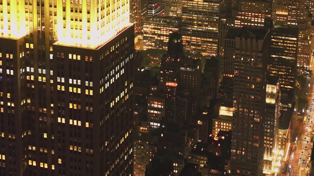 Esbeltas torres de luxo de Midtown Manhattan à noite