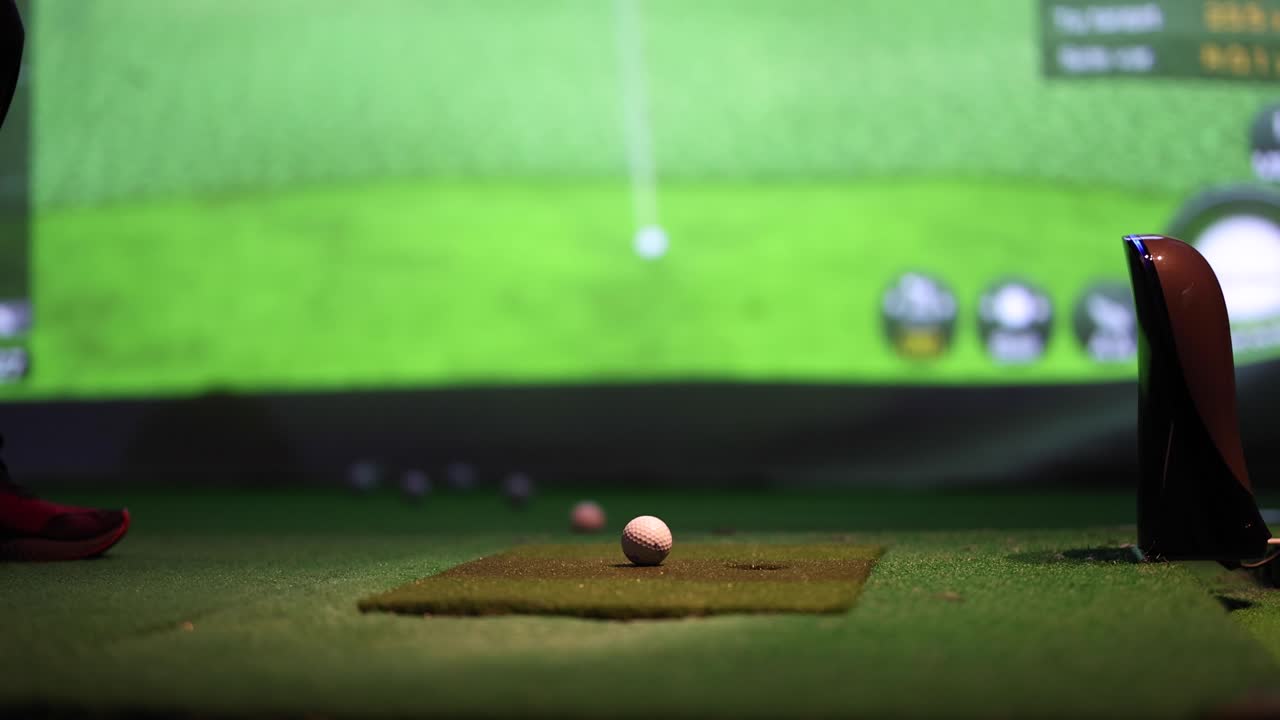 Giocatore che gioca a una partita di golf virtuale