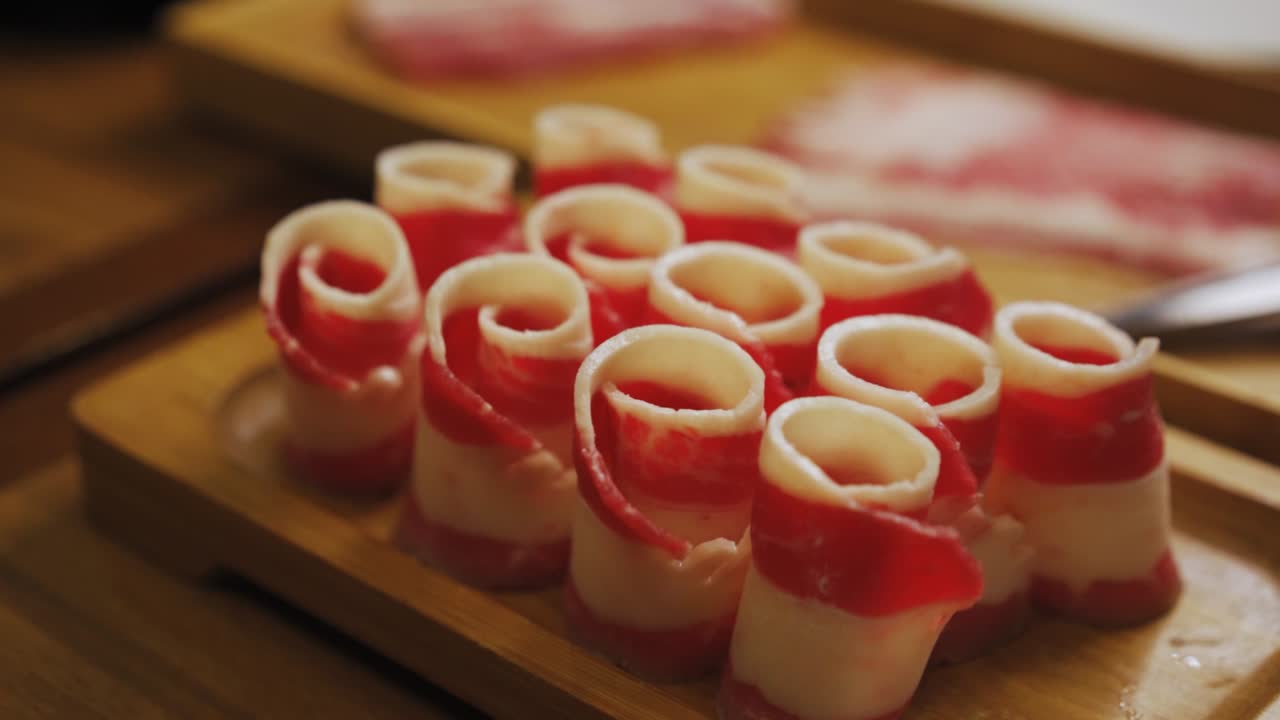 vientre de cerdo en rodajas finas para samgyeopsal servido en una bandeja de madera en un restaurante coreano