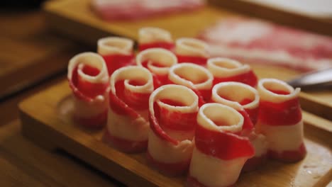 Thin-Sliced-Pork-Belly-For-Samgyeopsal-Served-On-Wooden-Tray-In-A-Korean-Restaurant