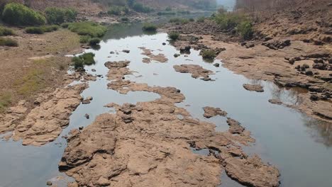 über-Den-Fluss-Fliegen-|-Wasserressource-|-Wasserstrahl-|-Trinkwasser-|-Fluss-Im-Dschungel-|-Ländliches-Indien