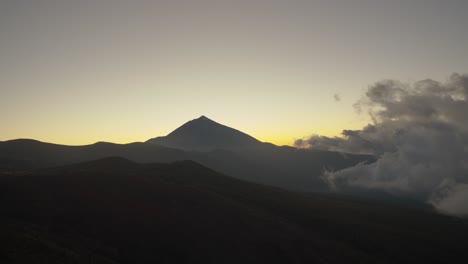 Gebirgslandschaft-Mit-Wolken-Auf-Teneriffa-Abendszene