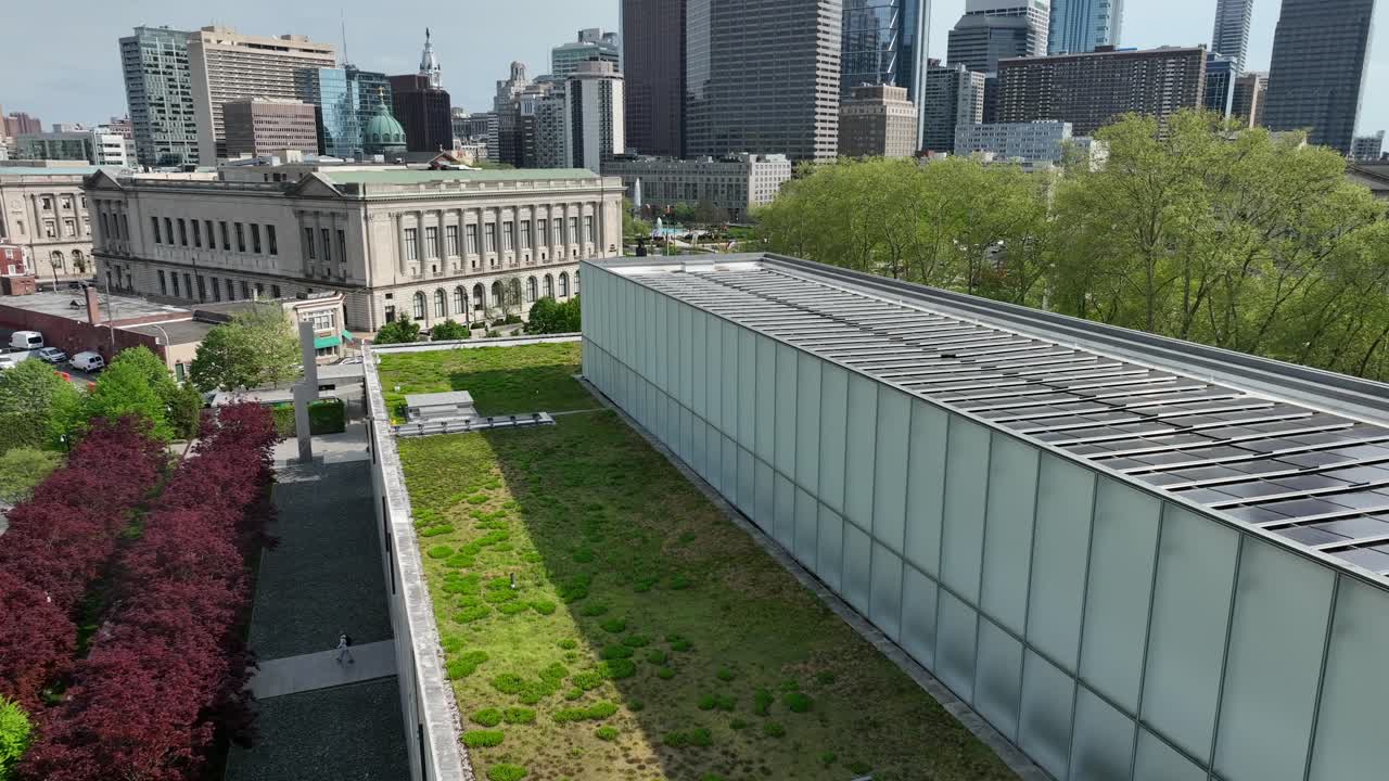 Plano aéreo de estabelecimento de um telhado verde de sedum e painéis solares em um museu de arte na Filadélfia, Pensilvânia, na primavera.