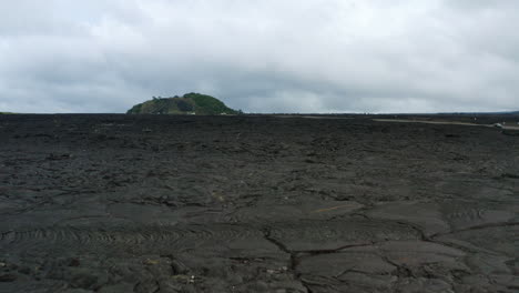 Drohnenüberflug-über-Schwarzes-Vulkanisches-Lavafeld-In-Hawaii,-4k