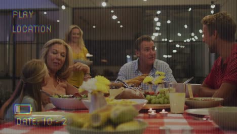 animación de la pantalla de la cámara de video con interfaz digital filmando una familia caucásica comiendo juntos