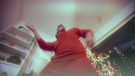 Un-Hombre-Emocionado-Haciendo-Gestos-Mientras-Bailaba-Durante-La-Fiesta-De-Navidad-En-Casa