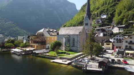 Increíble-Vista-Aérea-Del-Horizonte-De-Hallstatt-En-La-Temporada-De-Verano,-Vista-De-Drones-Desde-El-Lago---Austria