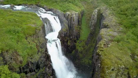 catarata islandesa en un desfiladero rocoso