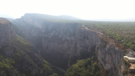 hermosa toma aérea de un hotel con vista a un profundo cañón