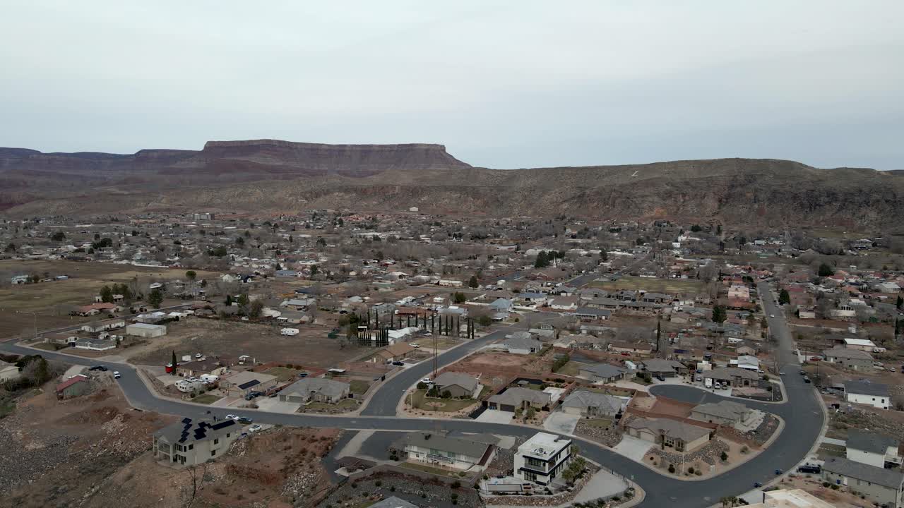sobrevuelo aéreo de un barrio en la verkin, utah