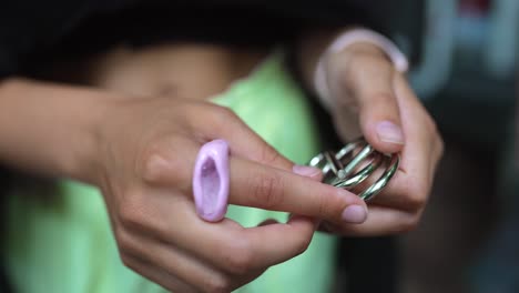 persona que sostiene un rompecabezas de anillo de metal