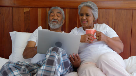 front view of mature couple making video call on digital tablet at home 4k