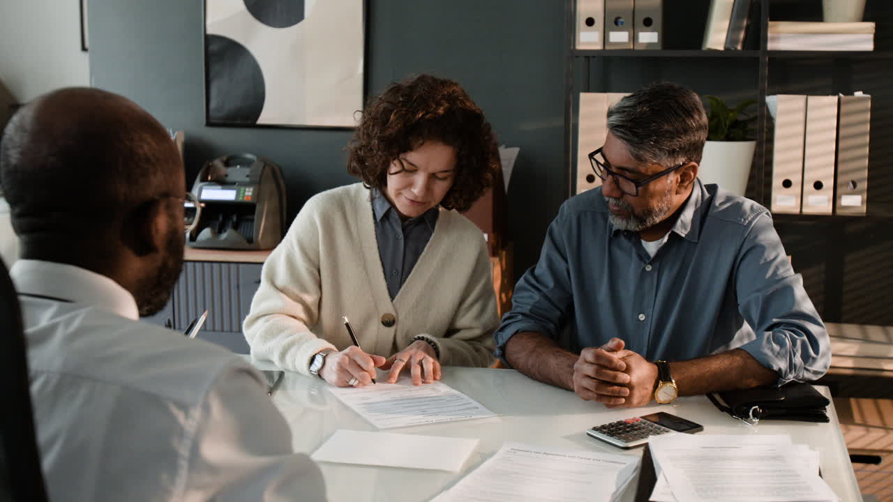 reunión de negocios y firma de contratos