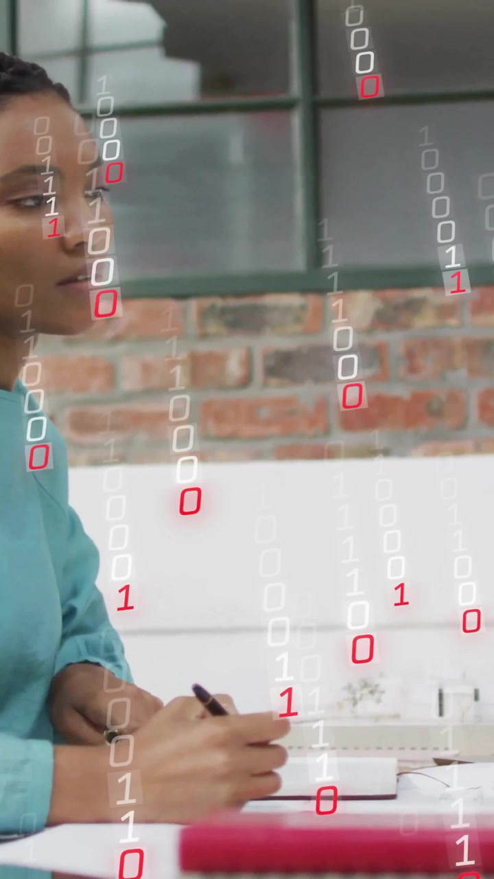 Travaillant au bureau, femme d'affaires entourée d'une animation de code binaire, concentrée sur sa tâche