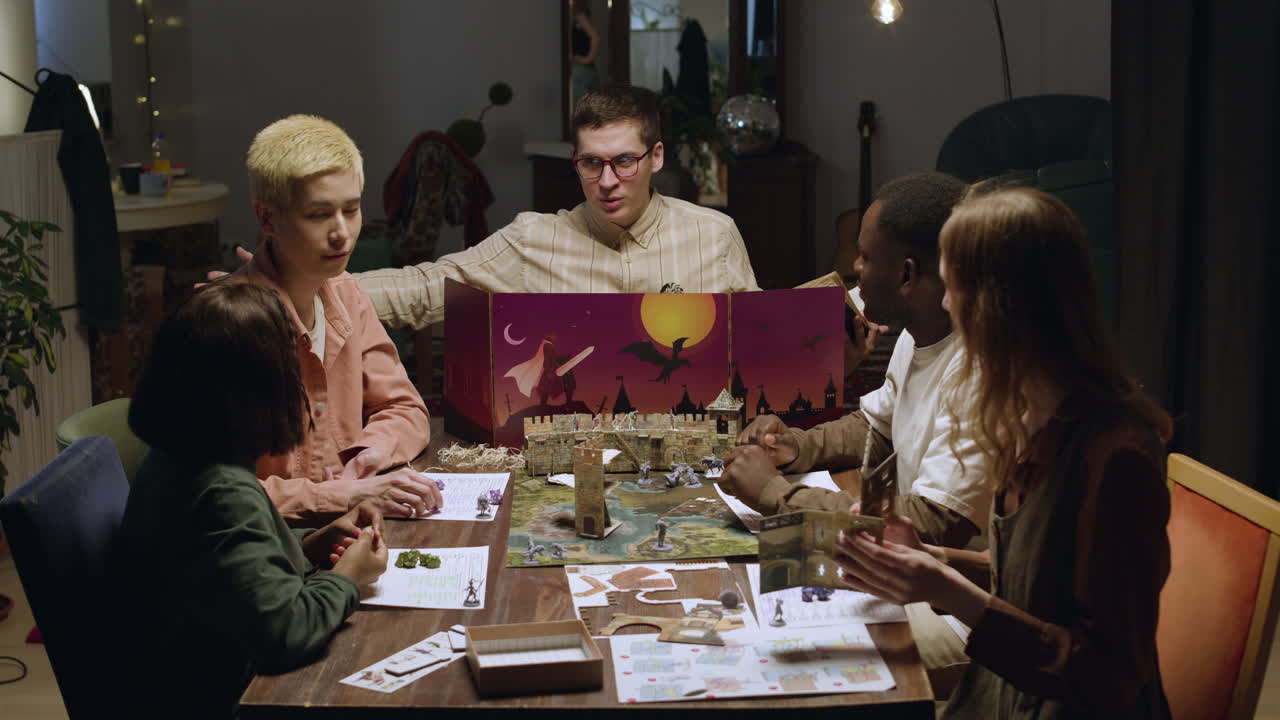 역할 게임 이야기를 하는 남자