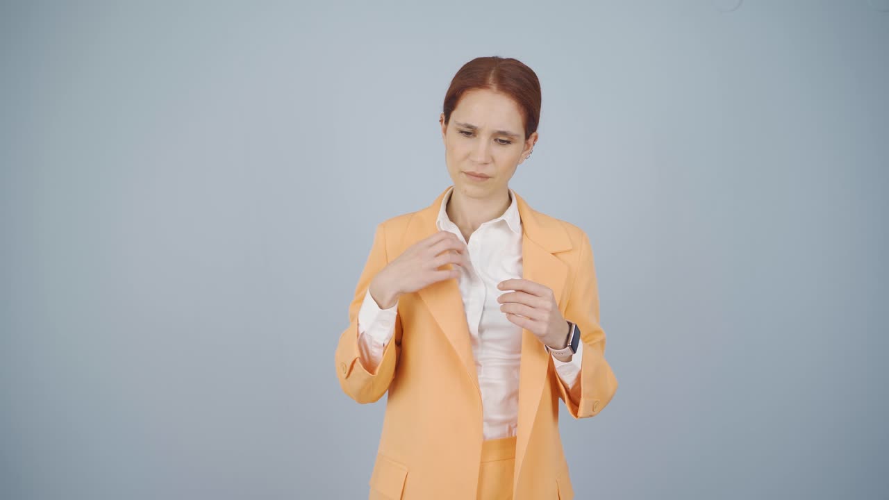 la mujer de negocios tiene picazón.