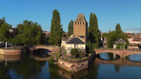 vista panorámica de la torre de ponts couverts en la pequeña francia en una acogedora noche soleada