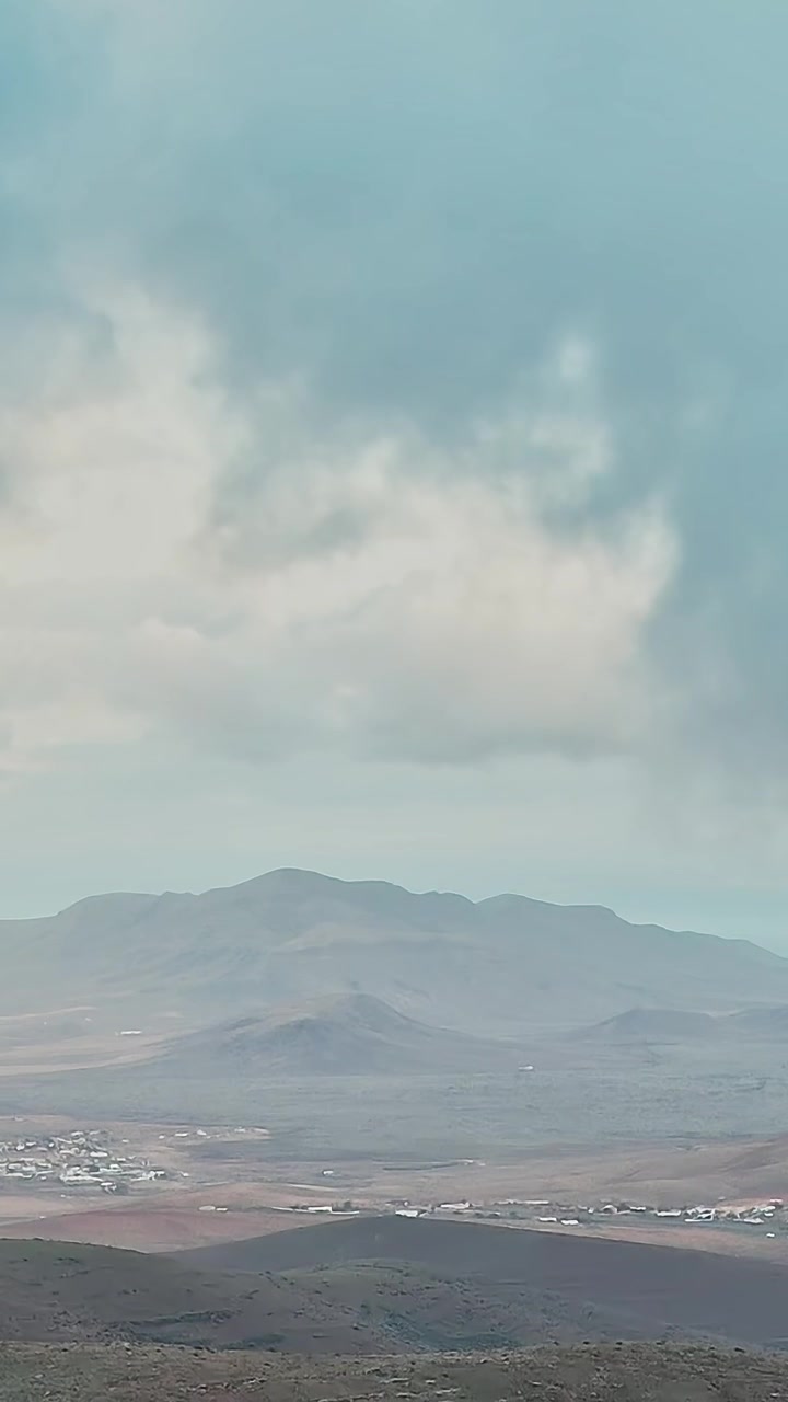 Vista aerea di Fuerteventura che mostra montagne e nuvole in Spagna