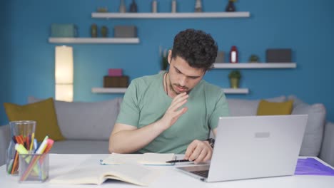 estudiante masculino llamando por video acerca de las lecciones.