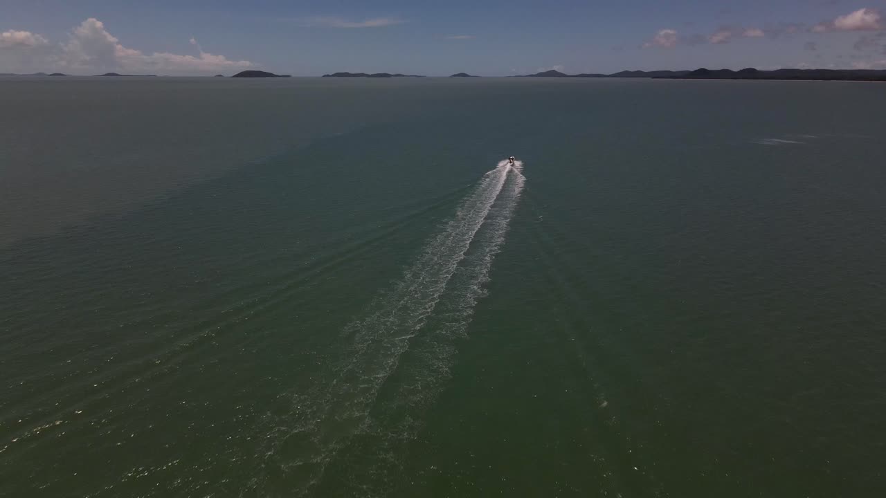 멀리 떨어진 북부 오스트레일리아에서 단 하나의 보트의 흔적의 클립을 따라 상공에서