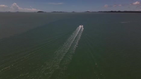 Antena-Aérea-Siguiendo-El-Clip-De-La-Estela-De-Un-Solo-Barco-En-El-Remoto-Norte-De-Australia