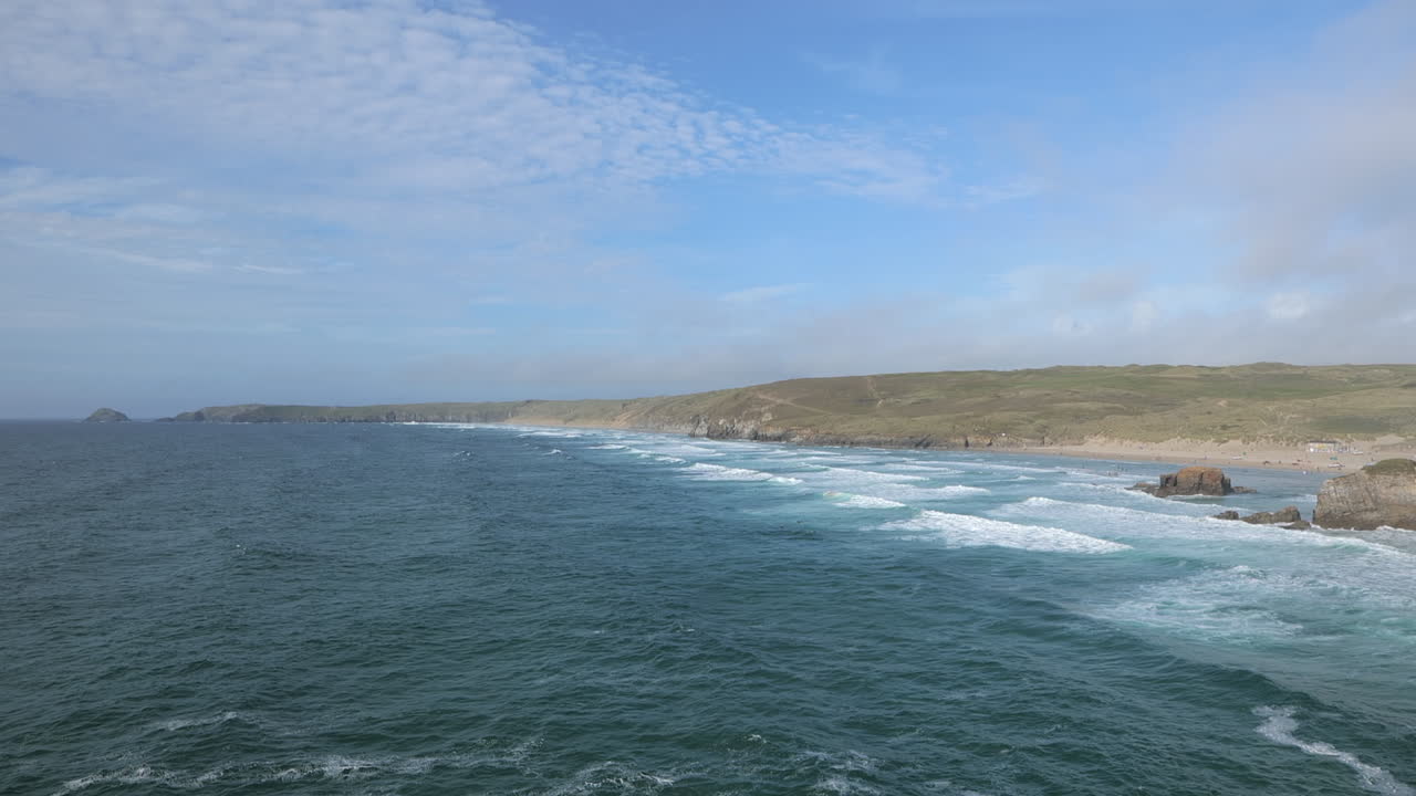 En utsikt over kysten av Cornwall fra en klippetopp om sommeren.