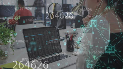 Animación-Del-Procesamiento-De-Datos-Financieros-Sobre-Una-Empresaria-Caucásica-Usando-Una-Computadora-Portátil