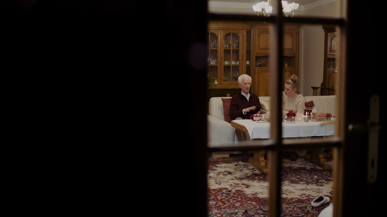 집에서 손녀와 이야기하는 할아버지