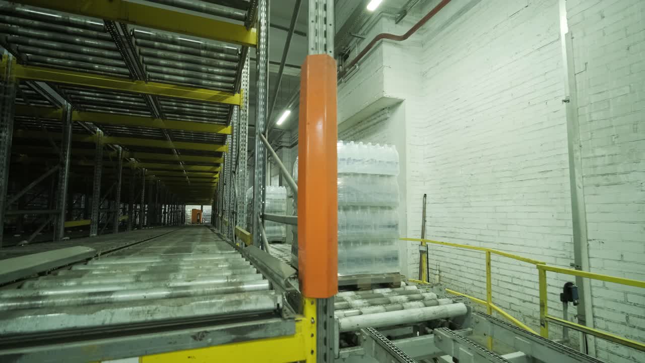 современная машина для обертывания и транспортировки для упаковочной линии на заводе по производству напитков