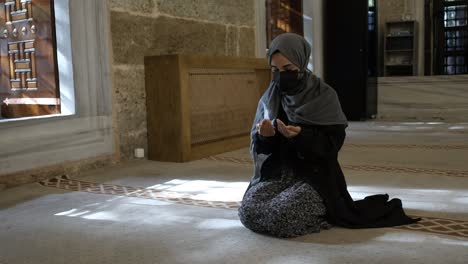 masked muslim girl praying