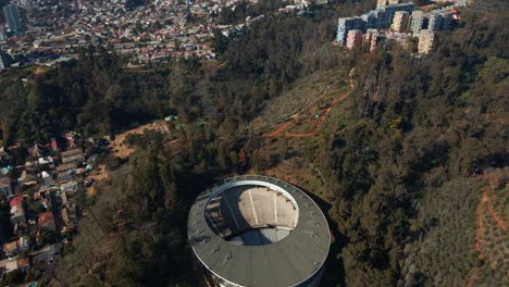 Muñeca-Aérea-En-El-Anfiteatro-De-Quinta-Vergara,-Edificios-Coloridos-Y-Parque-De-árboles-Otoñales-En-La-Ciudad-De-La-Ladera-De-Viña-Del-Mar,-Chile