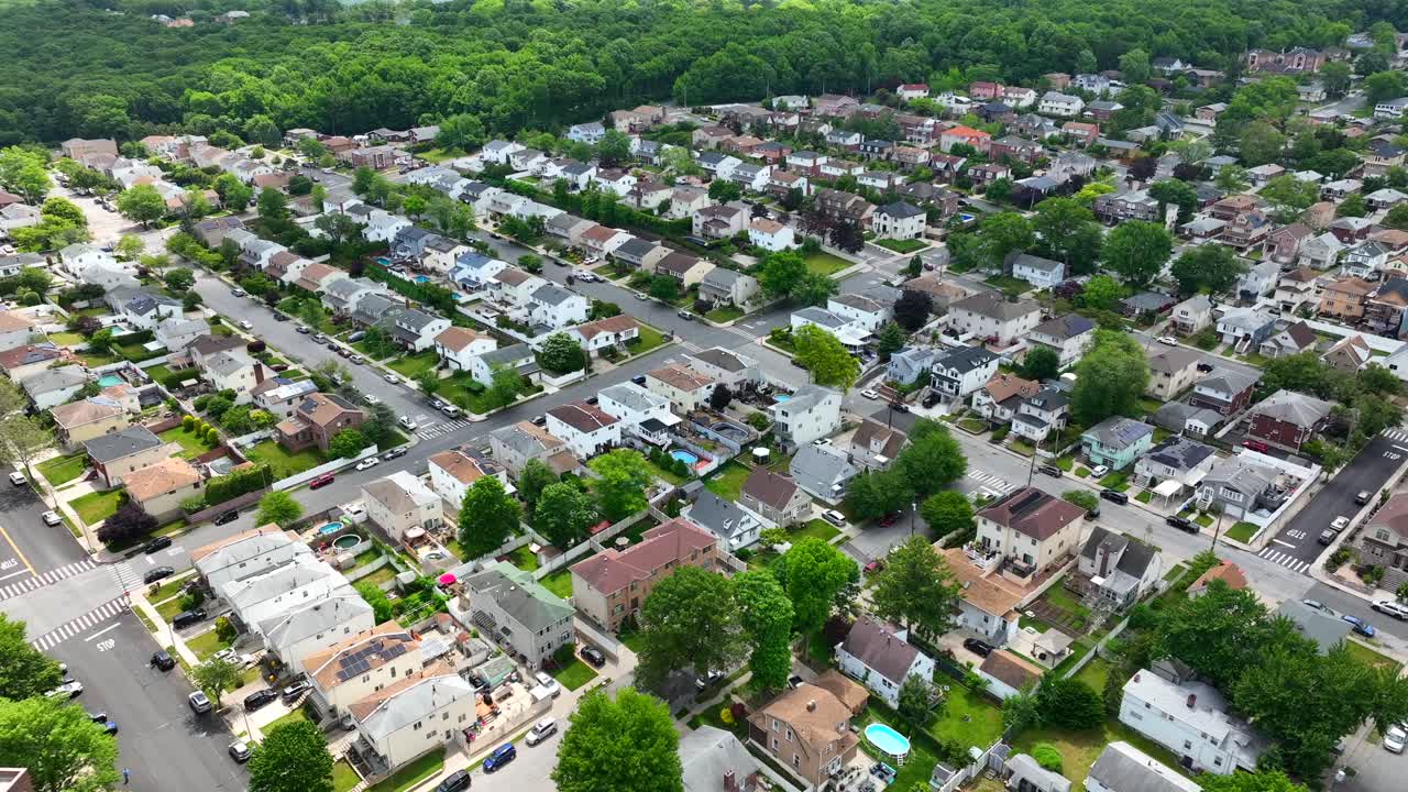 vista de alto ángulo desde arriba hacia abajo sobre el vecindario estadounidense en staten island durante un día soleado - vuelo en órbita