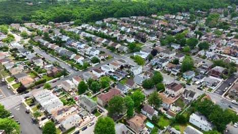 Vista-De-Arriba-Hacia-Abajo-De-Gran-ángulo-Sobre-El-Barrio-Americano-En-Staten-Island-Durante-El-Día-Soleado---Vuelo-En-órbita