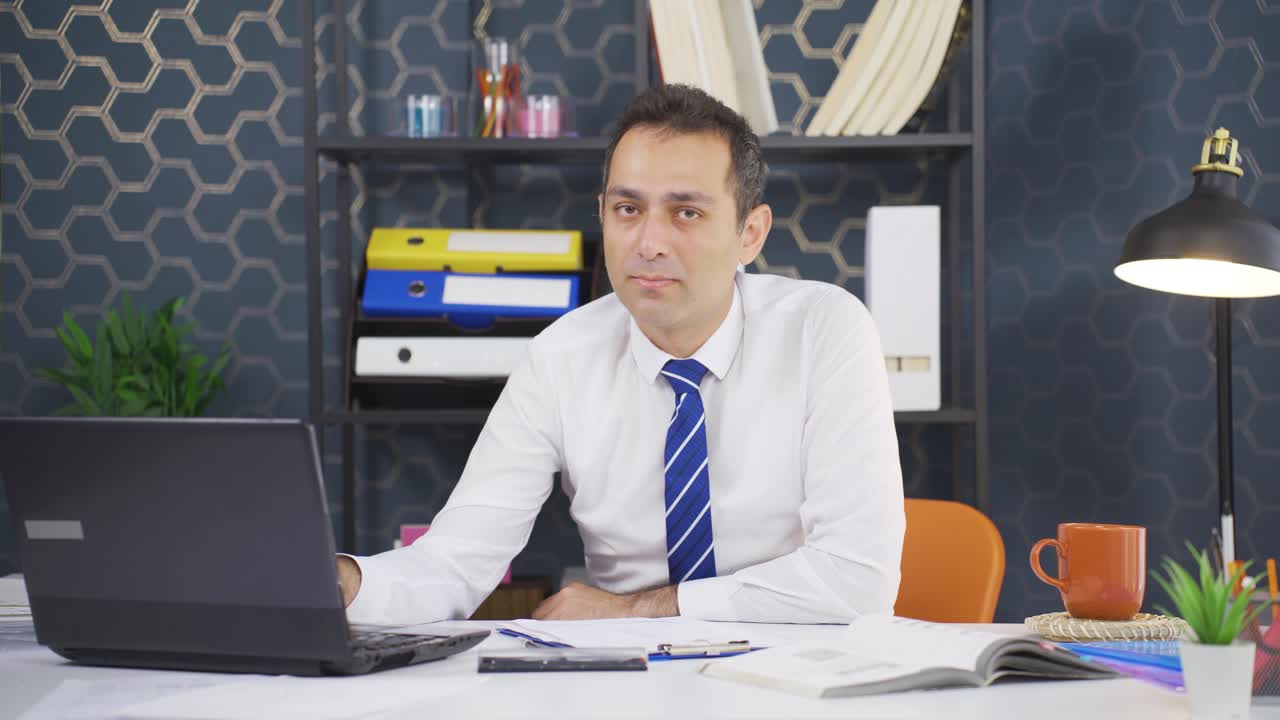 Uomo d'affari assonnato che sbadiglia guardando la telecamera