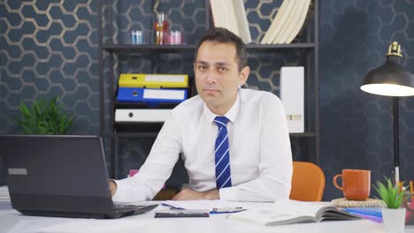 un hombre de negocios soñoliento bosteza mirando a la cámara.
