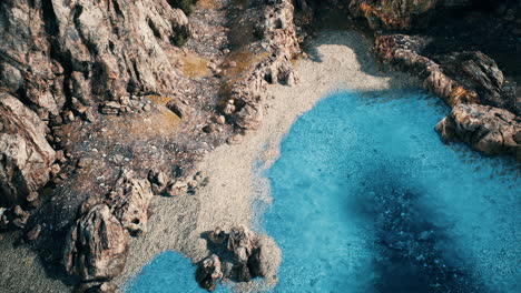 Vista-Aérea-Desde-Un-Dron-Volador-De-Una-Isla-Rocosa-En-El-Océano-Atlántico