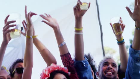 grupo de amigos divirtiéndose en el festival de música 4k