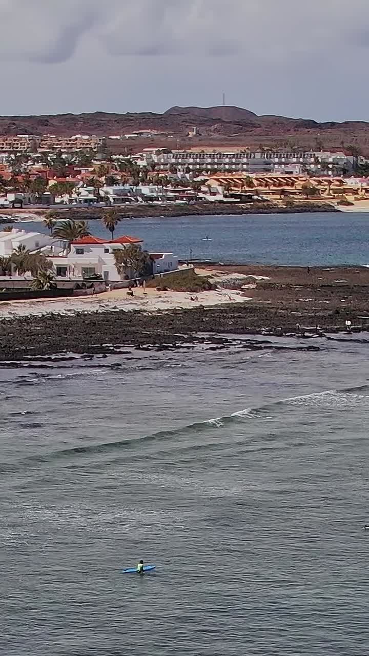 Surf e vista costiera nelle Isole Canarie, Spagna in una giornata di sole
